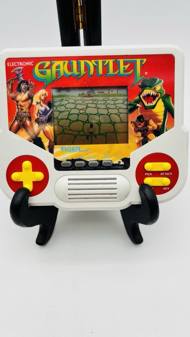 1988 Gauntlet Handheld Console System Tiger Electronics Vintage Tested Works